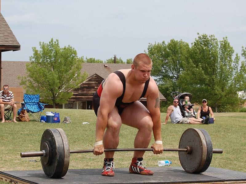 Lifter pulling a loaded barbell from the floor